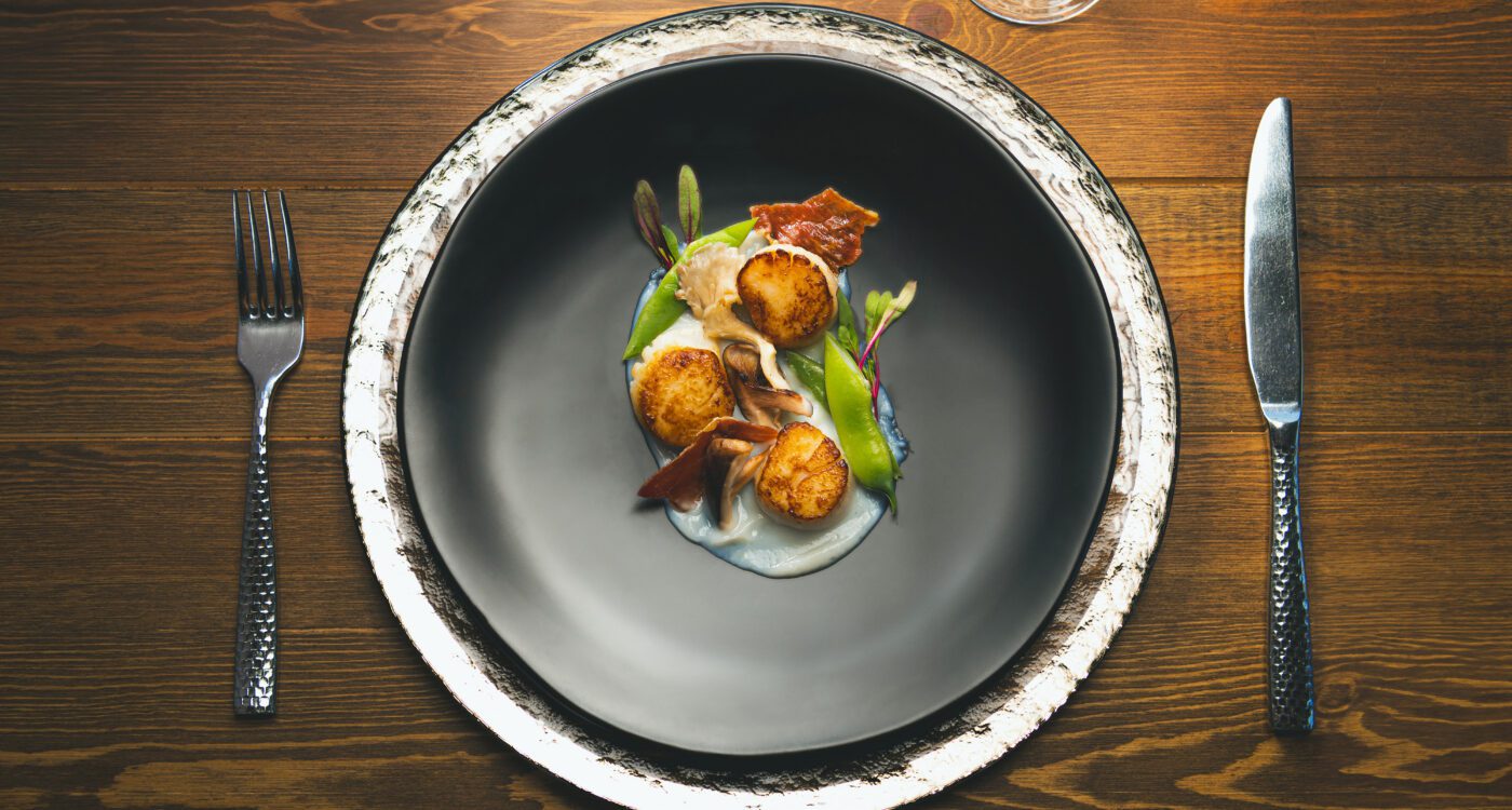 Elegant scallops on a black plate